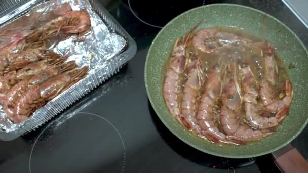 Camarões fritos na panela e camarões fritos na caixa na mesa na cozinha do restaurante. HD — Vídeo de Stock