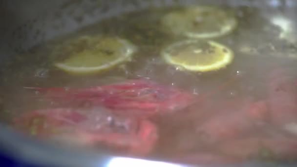 Кухарі кидають креветки на сковороду з лимоном і часником. HD-відео — стокове відео