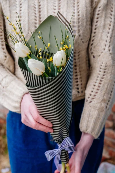 Bukiet Białych Tulipanów Paski Czarno Pistacjowe Opakowanie Rękach Dziewczyny Kwiaciarnia — Zdjęcie stockowe
