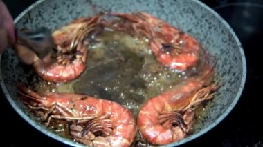 Restoran şefi tavada karides kızartıyor zeytinyağı ve soya sosuyla. HD