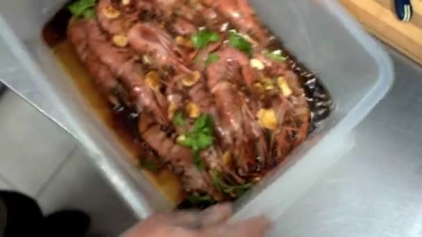 Camarões com molho de soja, alho e salsa em caixa. Chef marinates camarões. HD — Vídeo de Stock