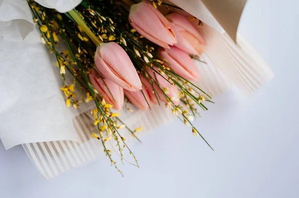 Bukiet Różowych Tulipanów Beżowym Opakowaniu Białym Tle — Zdjęcie stockowe