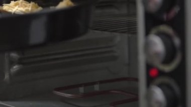 Restoran şefi kabuklu midye tepsisini fırına gönderir. HD