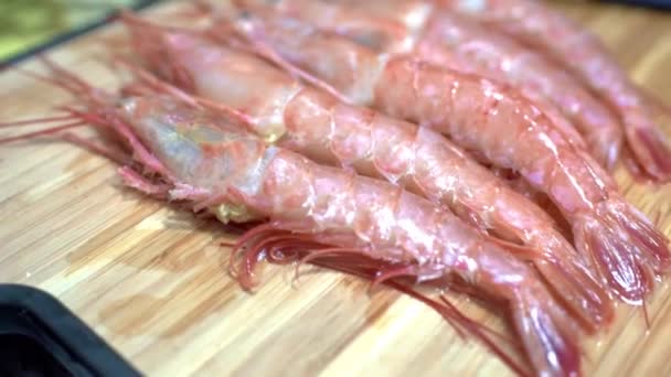 Krevety na řezání prkna v kuchyni restaurace. Příprava na vaření. HD — Stock video