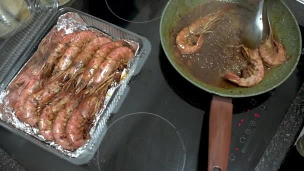 Chef frita camarões em panela e camarões fritos em caixa de plástico na mesa na cozinha HD — Vídeo de Stock