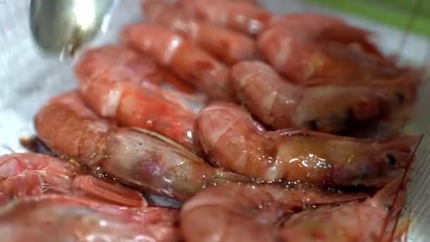 在塑料盒里放虾子.厨师用勺子把酱油倒入虾仁中.HD — 图库视频影像