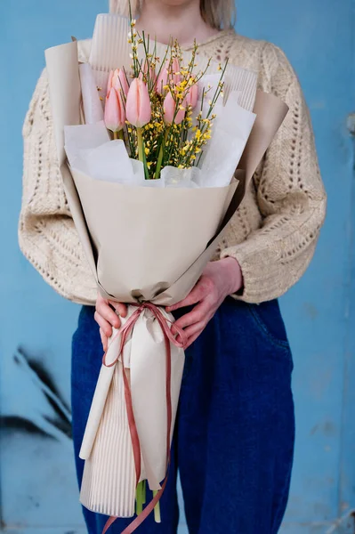 Bouquet Tulipes Roses Paquet Beige Dans Les Mains Une Fleuriste — Photo