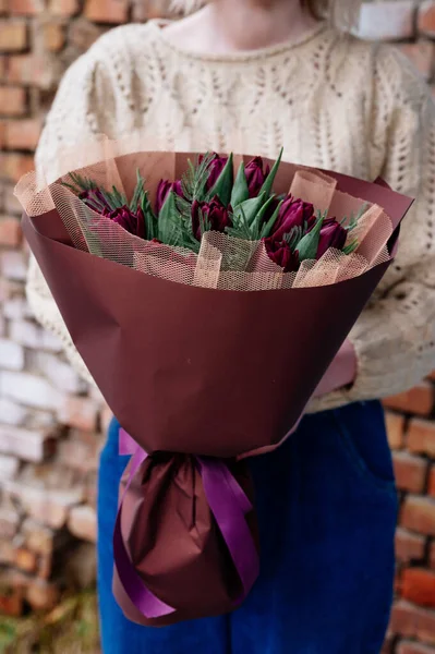 Bukett Med Röda Tulpaner Och Mimosa Blad Vinrött Paket Händerna — Stockfoto