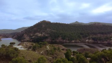 Hava aracı bir gölle dağların üzerinden uçarken vuruldu.