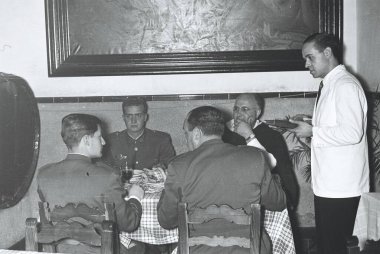 İspanya Prensi Don Juan Carlos Murcia 'daki Rincon de Pepe restoranında. O, üç adamla bir masada oturuyor. Askeri üniforma giyiyor. Şef Raimundo Gonzalez Frutos emirleri alıyor..