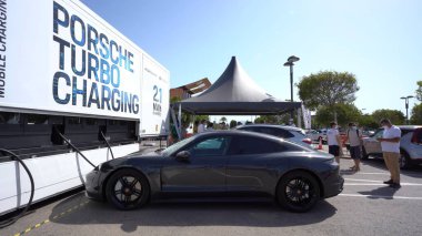 Porsche ve Iberdrola şarj istasyonunda Porsche Taycan Turbo şarj oluyor. Mekan Murcia, İspanya 'da bir alışveriş merkezi..