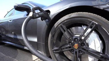 Porsche ve Iberdrola Turbo Şarj İstasyonu 'nda elektrikli araba şarj ediliyor. Mekan Murcia, İspanya 'da bir alışveriş merkezi..