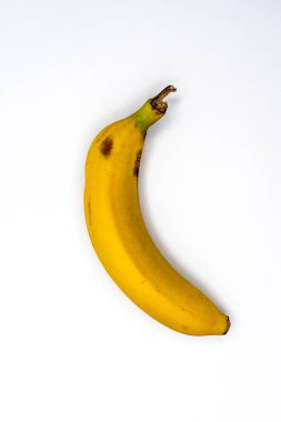 Tek olgun muz beyaz arka planda izole edilmiş ve sağ tarafında gölge var..