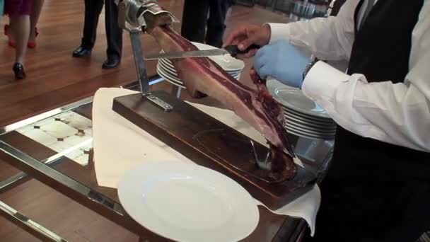 Detalle Hombre Cortando Jamón Ibérico Con Gran Habilidad Mano Derecha — Vídeo de stock