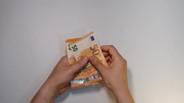 Beyaz arka planda 50 Euro 'luk banknotları sayan insanların durağan görüntüleri