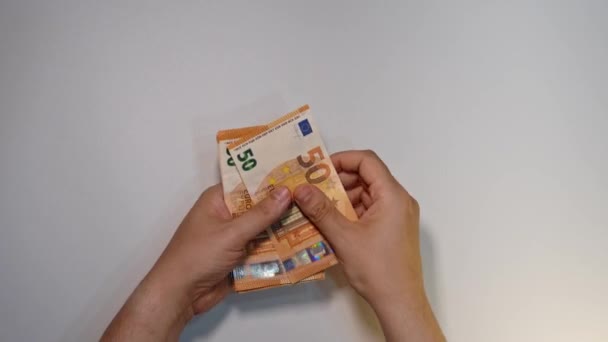 白い背景に50ユーロ紙幣を数える人の手の静的なショット — ストック動画