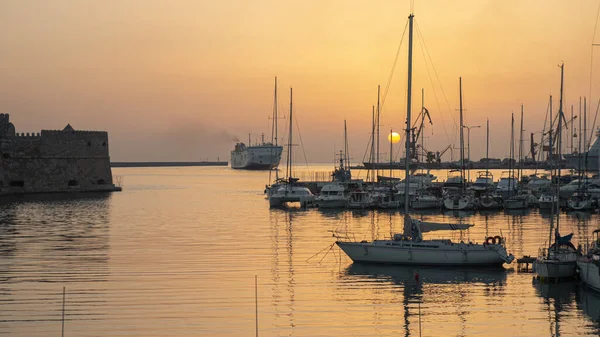 Zonsopgang Port Boten Schepen Haven Sunrise Kreta Griekenland Heraklion Wazig — Stockfoto