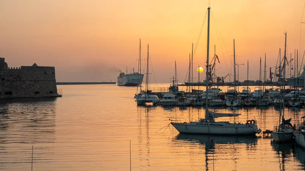 Port 'ta gün doğumu. Tekneler ve gemi limanda. Sunrise Girit, Yunanistan, Heraklion. Bulanık doğal renk arkaplanı. Arkaplan olarak uzayı kopyala. Gün doğumunda manzara.
