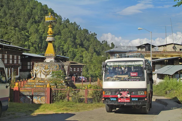 Butão, Chorten e ônibus público — Fotografia de Stock