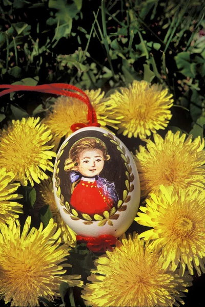 Huevo de Pascua con flores — Foto de Stock