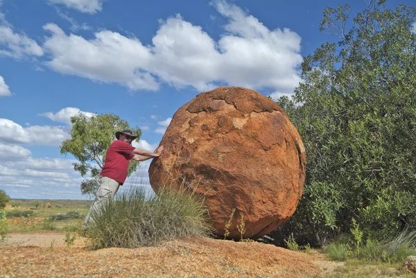 Australia, man at Devils Marbles — Stock Photo, Image