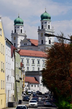 Passau, Almanya - 17 Temmuz 2018: St. Stephen Katedrali, Avusturya sınırına yakın Bavyera 'nın Passau kentindeki bir barok piskoposluk kilisesidir.