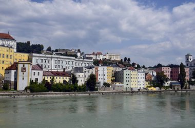 Avusturya sınırına yakın Bavyera 'nın Passau kentinde, Hanı nehri boyunca yer alan eski kasaba bölgesi Almanya, Tuna, Ilz ve Inn nehirlerinin birleştiği yerde yer almaktadır.