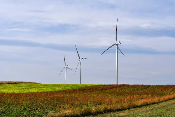 Avusturya Elektrik Üretimi Elektrik Direkleri Için Rüzgar Türbinleri Olan Tarım — Stok fotoğraf