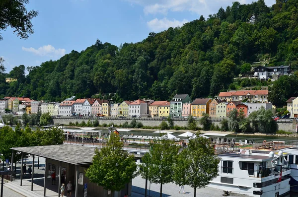 Tyskland Kaj För Fartyg Och Byggen Längs Donau Staden Passau — Stockfoto