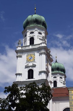 Almanya, Bavyera 'nın Bavyera kentinde, Tuna, Ilz ve Inn nehirlerinin birleştiği yerde yer alan ve aynı zamanda üç nehir kenti olarak adlandırılan barok bir piskoposluk kilisesidir.