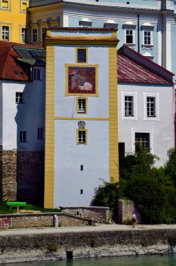 Almanya, Bavyera 'nın Passau kentinde, Avusturya sınırı yakınlarındaki Inn nehri geçidinde inşa edilmekte, şehir Tuna, Ilz ve Inn nehirlerinin birleştiği yerde yer almaktadır ve bu yüzden aynı zamanda üç nehir kenti olarak adlandırılmaktadır.