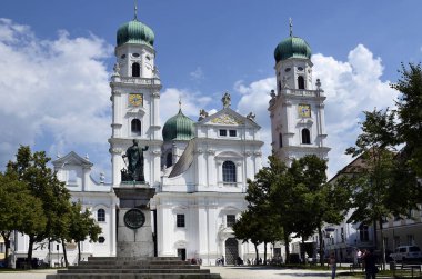 Passau, Almanya - 17 Temmuz 2018: St. Stephen Katedrali, Avusturya sınırına yakın Bavyera 'daki Passau şehrinde bulunan barok bir piskoposluk kilisesidir.