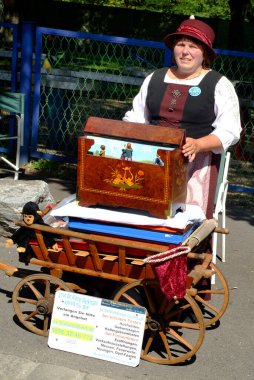 Viyana, Avusturya - 02 Eylül 2006: Viyana 'daki Bohemian Prater' da organ öğütücülerinin farklı varil organlarıyla yaptıkları uluslararası toplantı
