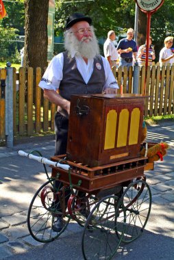 Viyana, Avusturya - 02 Eylül 2006: Viyana 'daki Bohemian Prater' da organ öğütücülerinin farklı varil organlarıyla yaptıkları uluslararası toplantı