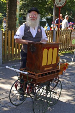 Viyana, Avusturya - 02 Eylül 2006: Viyana 'daki Bohemian Prater' da organ öğütücülerinin farklı varil organlarıyla yaptıkları uluslararası toplantı