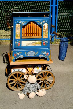 Viyana, Avusturya - 02 Eylül 2006: Viyana 'daki Bohemian Prater' da organ öğütücülerinin farklı varil organlarıyla yaptıkları uluslararası toplantı