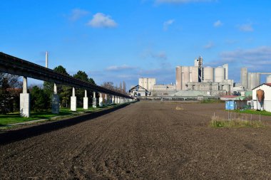 Avusturya, Avusturya 'da taşıma bandı ve tarım arazisi olan çimento fabrikası