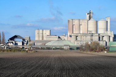 Avusturya, Avusturya 'da taşıma bandı ve tarım arazisi olan çimento fabrikası