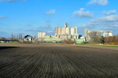 Avusturya, Avusturya 'da taşıma bandı ve tarım arazisi olan çimento fabrikası