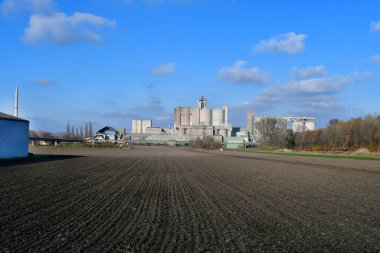 Avusturya, Avusturya 'da taşıma bandı ve tarım arazisi olan çimento fabrikası