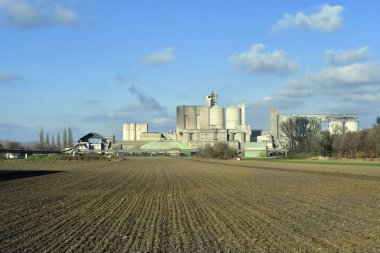 Avusturya, Avusturya 'da taşıma bandı ve tarım arazisi olan çimento fabrikası