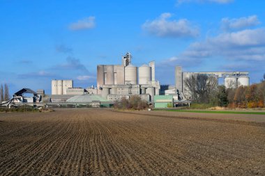 Avusturya, Avusturya 'da taşıma bandı ve tarım arazisi olan çimento fabrikası
