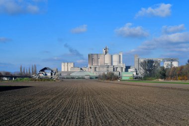 Avusturya, Avusturya 'da taşıma bandı ve tarım arazisi olan çimento fabrikası