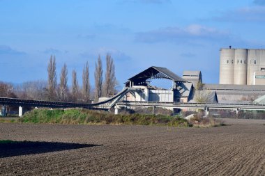 Avusturya, Avusturya 'da taşıma bandı ve tarım arazisi olan çimento fabrikası