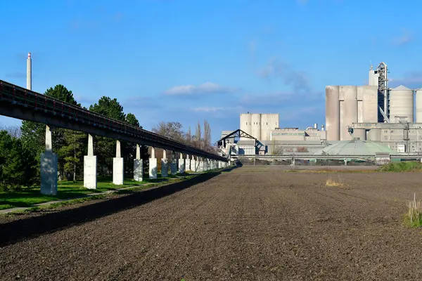 Áustria Fábrica Cimento Com Correia Transportadora Terras Agrícolas Baixa Áustria — Fotografia de Stock