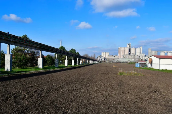 Avusturya, Avusturya 'da taşıma bandı ve tarım arazisi olan çimento fabrikası