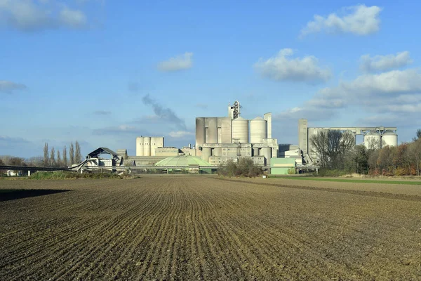 Avusturya, Avusturya 'da taşıma bandı ve tarım arazisi olan çimento fabrikası