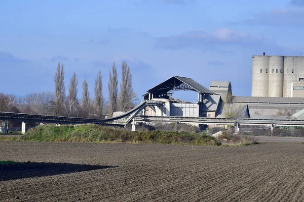 Avusturya, Avusturya 'da taşıma bandı ve tarım arazisi olan çimento fabrikası