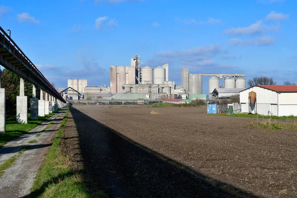 Avusturya, Avusturya 'da taşıma bandı ve tarım arazisi olan çimento fabrikası