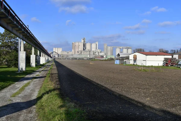 Österrike Cementfabrik Med Transportband Och Jordbruksmark Niederösterreich — Stockfoto